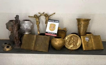 Pol�cia recupera em terreno baldio 83 kg de bronze furtado de cemit�rio em Junqueir�polis