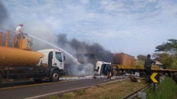 Carretas batem de frente e pegam fogo em rodovia da regi�o de Andradina