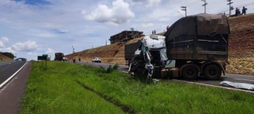 Motorista de Luc�lia morre em acidente entre caminh�es em rodovia de Votuporanga