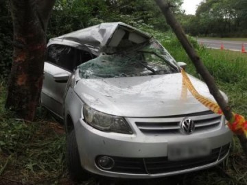 Mulher fica ferida ap�s perder controle de carro em decorr�ncia da chuva e ve�culo bater contra �rvore em Junqueir�polis