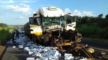 Motorista fica ferido ap�s acidente entre carreta e caminh�o em rodovia