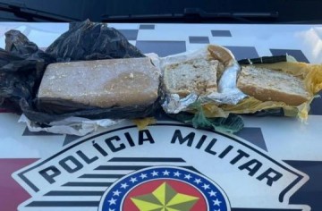 Homem tenta se desfazer de mochila com quase 2 quilos de crack, mas acaba preso durante abordagem, em Irapuru