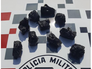 Pol�cia Militar apreende 250 gramas de maconha com traficante em Luc�lia