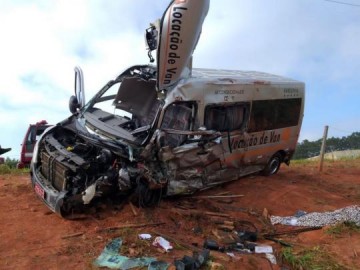 Acidente com van de Tup� deixa 14 feridos na SP-294 em Pompeia