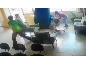 Me de ex-aluna agride professora com tapas e puxes de cabelo dentro de escola em Borborema