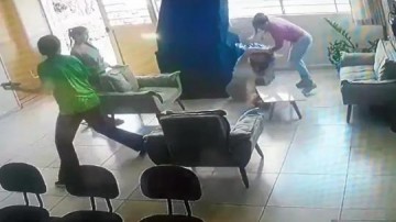 Me de ex-aluna agride professora com tapas e puxes de cabelo dentro de escola em Borborema