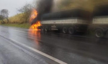 PARAPU�: Inc�ndio atinge cabine de caminh�o bitrem e casal consegue escapar das chamas na Rodovia Assis Chateaubriand