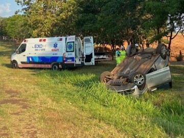 Motorista perde o controle da direo e carro capota na Rodovia Comandante Joo Ribeiro de Barros em Junqueirpolis