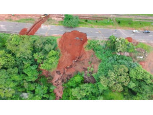 Eros�o na entrada da cidade aumenta com chuvas das �ltimas semanas e Prefeitura faz interven��o