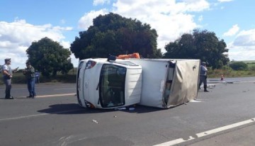 Caminh�o tomba em rodovia com pneu estourado e deixa tr�s feridos na SP-294