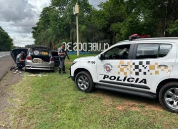 Mulher � presa por transportar 300 tabletes de maconha em porta-malas de carro, em Parapu�