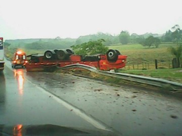 Motorista perde controle de caminh�o e capota no acostamento em OC