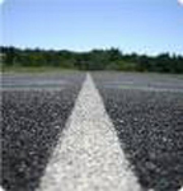 �rvore cai sobre trecho de estrada em Mar�lia