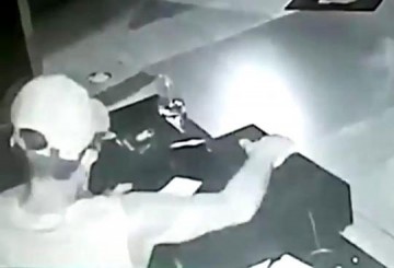 VDEO: Ladro arromba e invade hamburgueria no centro de Marlia