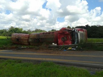 Caminh�o carregado com �leo vegetal tomba em Parapu�