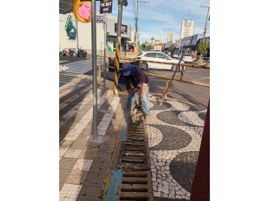 Prefeitura realiza manuten��o em cal�amentos da �rea central de Osvaldo Cruz