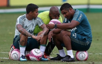 Roger conversa com o capito Dudu e o goleiro Jailson, que ser titular (Foto: Cesar Greco/Ag. Palmeiras)