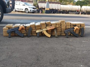Opera��o policial apreende fuzis e carga de coca�na transportados em caminh�o em Regente Feij�