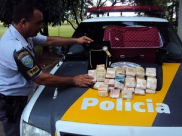 Passageiro � detido com mais de R$100 mil na bagagem