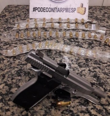 Pol�cia Rodovi�ria apreende pistola e muni��es em Epit�cio