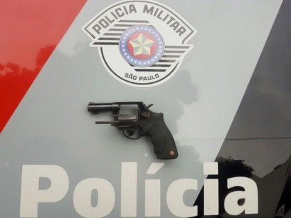 Arma foi encontrada sob um botijo de gs e apreendida (Foto: Polcia Militar/Cedida)