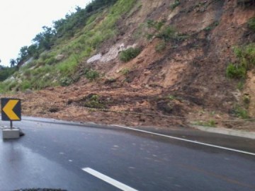 Motorista bate contra barranco em Pacaembu