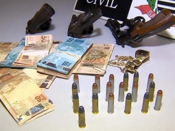 Polcia prende dois menores acusados de roubar R$ 12 mil e caminhonete
