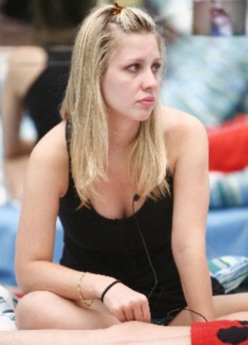 Ex-BBB Ana Carolina quer posar nua para pagar tratamento da m�e