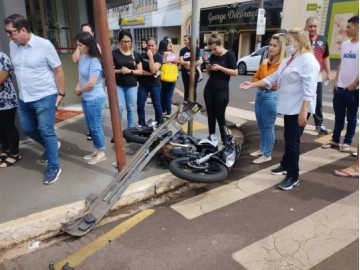 Motociclista � arremessado ap�s colidir com caminh�o no centro de Santa Cruz do Rio Pardo