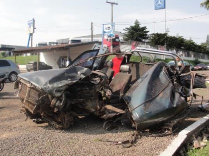 Ve�culo envolvido no acidente ficou totalmente destru�do (Foto: Antonio Joaquim - Gazeta de Luc�lia)