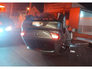 Carro capota ap�s bater com ve�culo parado na Rua Fernando Costa