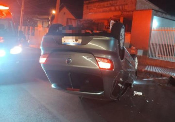 Carro capota ap�s bater com ve�culo parado na Rua Fernando Costa