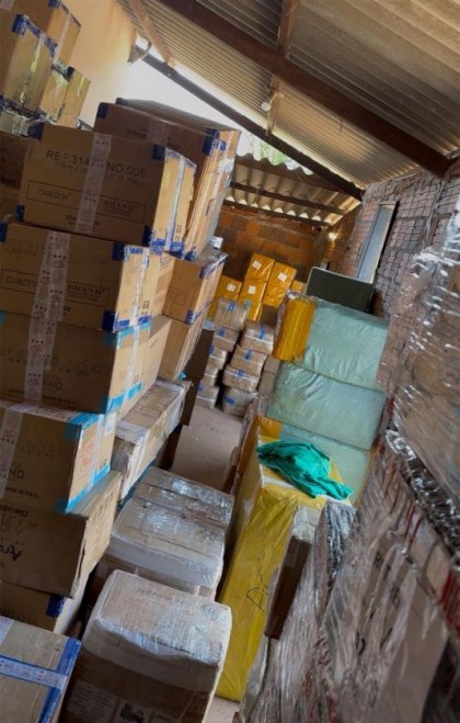 Cerca de 10 fam�lias est�o �s escuras e dizem perder alimentos e vacinas