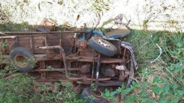 Motorista morre e passageiro fica ferido ap�s caminh�o despencar em ribanceira
