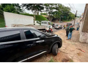 Caminh�o desgovernado atinge ve�culos parados em sem�foro em Presidente Prudente