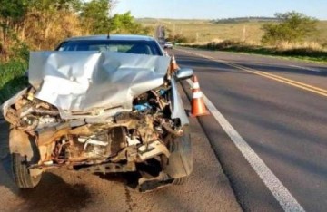 Motorista fica ferido em acidente de ve�culo e caminh�o canavieiro em Fl�rida Paulista