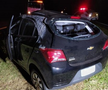 Capotamento de ve�culo deixa uma v�tima fatal e duas pessoas gravemente feridas na SP-270 em Rancharia