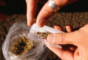 Duas s�o presas tentando entrar com maconha na Penitenci�ria