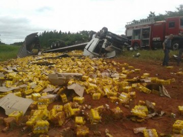 Carreta com carga de latas de cerveja tomba em rodovia de Assis