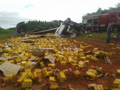 Caminh�o, com placas de Mar�lia (SP), transportava carga de cerveja (Foto: Sidnei Fernandes/Divulga��o)