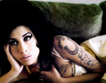 Amy Winehouse aparece bbada em show na Srvia e  vaiada