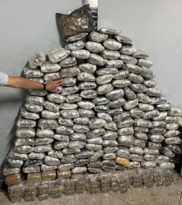 Motorista � preso ap�s ser flagrado com 111kg de skank e haxixe escondidos em carga de mudan�a, em Presidente Prudente