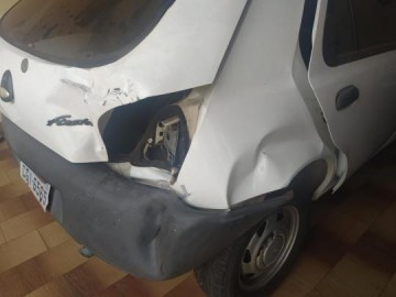 V�DEO: Carro d� r�, invade garagem vizinha e bate em dois carros em Osvaldo Cruz