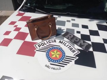 Idosa de 65 anos � presa ap�s furtar bolsa em estabelecimento comercial, em Dracena