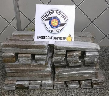 Taxista � preso por tr�fico de drogas ap�s fugir da pol�cia por 20 km em rodovia de Pen�polis