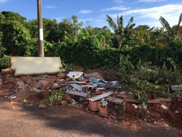 Moradores do Alberto Lang reclamam sobre ac�mulo de lixo pr�ximo � pra�a do bairro