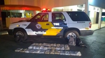 Pol�cia flagra 2 pessoas com 62 tabletes de maconha em Epit�cio