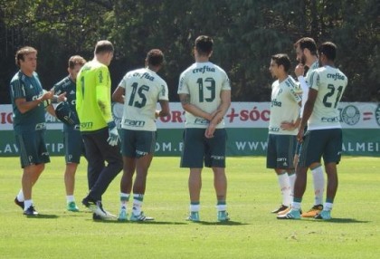 Cuca orienta jogadores em treino do Palmeiras (Foto: Felipe Zito)