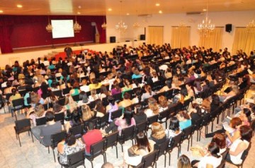 Cerca de 400 pessoas lotam auditrio no primeiro dia da Semana de Educao e Linguagem na Faculdade Reges de Osvaldo Cruz