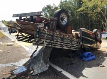 Caminh�o bate contra carreta, capota e derrama carga de milho sobre rodovia, em Fl�rida Paulista